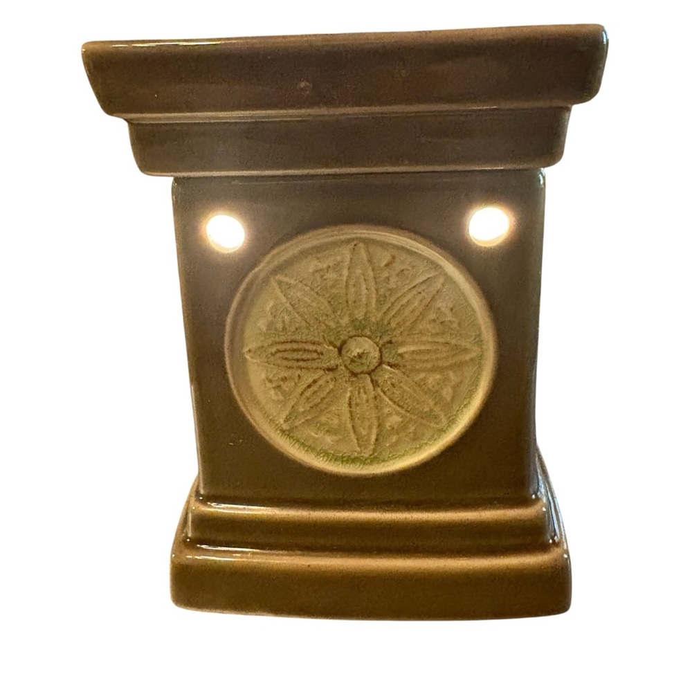 Scentsy Two-Tone Ceramic Wax Warmer in Olive and Cream